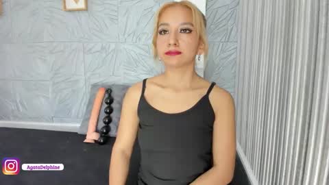 Agatadelphine online show from December 5, 2025, 1:42 pm