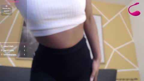 agatha_amaya online show from October 25, 2025, 2:35 pm