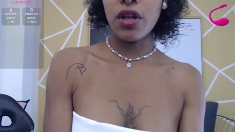 agatha_amaya online show from October 27, 2025, 1:37 pm