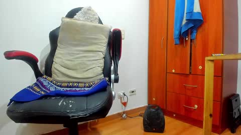 Snapshot of aguslover chatting on December 6, 2024, 12:12 am Agustin online show from December 6, 2024, 12:12 am