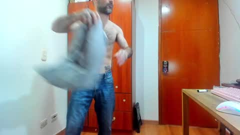 Snapshot of aguslover chatting on December 14, 2024, 9:35 pm Agustin online show from December 14, 2024, 9:35 pm