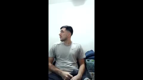 Snapshot of agustinnrod chatting on June 5, 2026, 4:02 pm agustinnrod online show from June 5, 2026, 4:02 pm