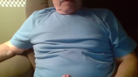 aguynrkfrd online show from November 17, 2025, 3:23 am