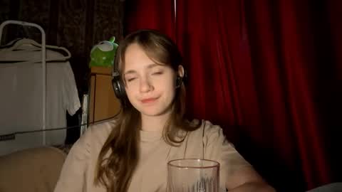 Snapshot of aileenamara chatting on October 7, 2025, 12:35 pm Kira online show from October 7, 2025, 12:35 pm