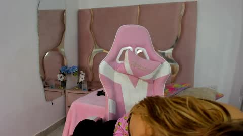 aisha_violeht online show from April 7, 2026, 12:38 pm