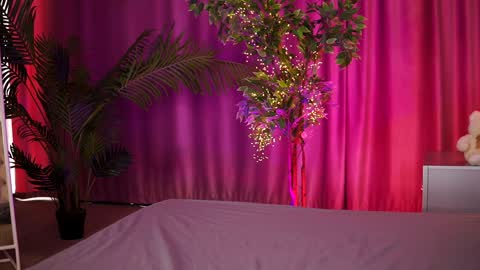 Lora online show from February 6, 2025, 12:59 pm