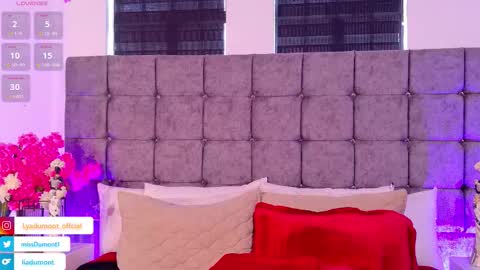 Queen Dumont   online show from February 4, 2026, 5:41 pm