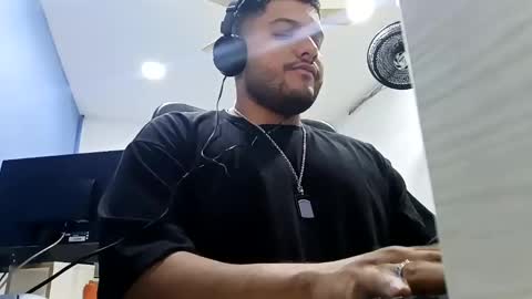 Snapshot of aj_cooper90_ chatting on February 5, 2025, 4:48 am Esteban online show from February 5, 2025, 4:48 am