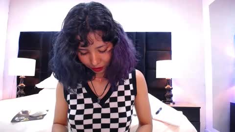 A K A N E  U W U online show from February 16, 2025, 4:53 pm