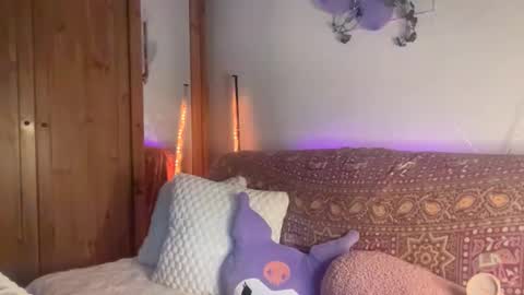 Akira Skye online show from December 1, 2025, 4:23 pm