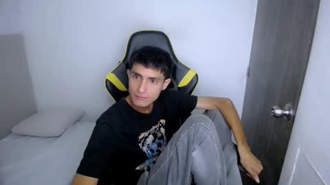 Snapshot of akyra_latin chatting on February 19, 2026, 12:01 pm Akyra latin online show from February 19, 2026, 12:01 pm