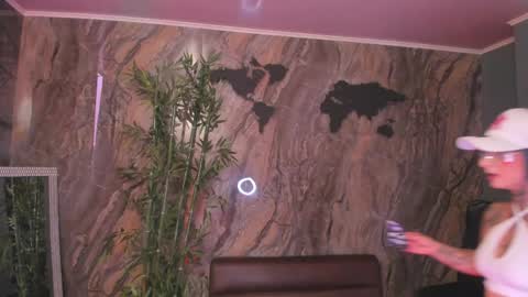 ALAHIA online show from April 7, 2026, 5:24 pm