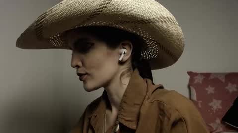           online show from October 16, 2025, 9:21 am