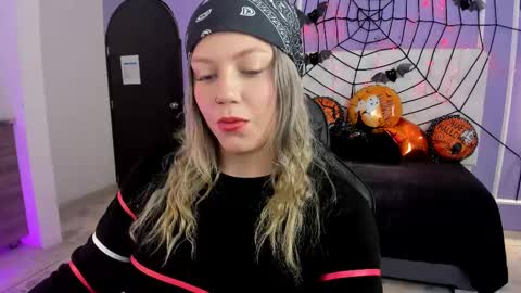 Alaia online show from October 15, 2025, 1:22 pm