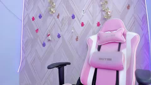 Alana Flores online show from December 13, 2024, 3:32 pm