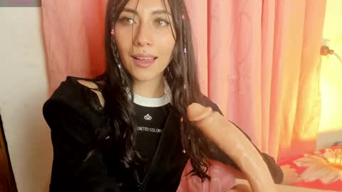 Snapshot of alanalois_ chatting on April 24, 2026, 12:35 am ALANA Please follow me online show from April 24, 2026, 12:35 am