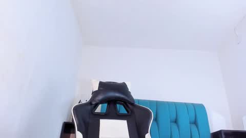 alannaughty_ online show from February 12, 2025, 7:02 am