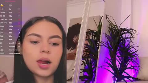 Alejandra online show from October 10, 2025, 11:31 am