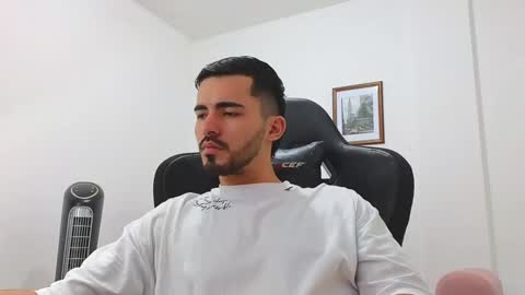 alejandroo_7 online show from January 7, 2025, 8:52 pm