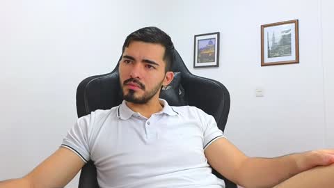 alejandroo_7 online show from January 18, 2025, 6:43 pm