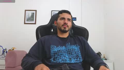 alejandroo_7 online show from October 6, 2025, 7:33 pm