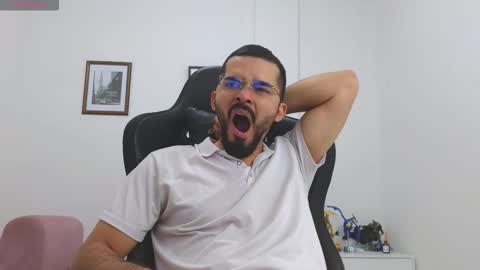 alejandroo_7 online show from December 2, 2025, 8:59 pm