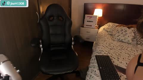 Alejandra online show from December 11, 2024, 5:04 pm