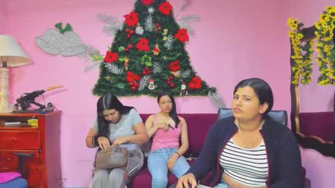 Snapshot of alejita_smithh chatting on December 17, 2025, 12:11 pm zoe and Kataleya online show from December 17, 2025, 12:11 pm