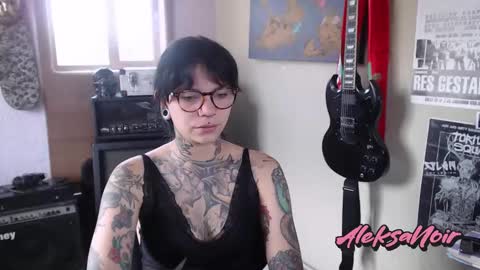 Snapshot of aleksanoir chatting on February 5, 2025, 3:09 pm AleksaNoir online show from February 5, 2025, 3:09 pm