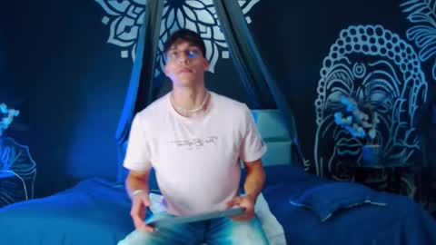 Snapshot of alessiovitale chatting on December 22, 2025, 12:02 pm Alessio online show from December 22, 2025, 12:02 pm