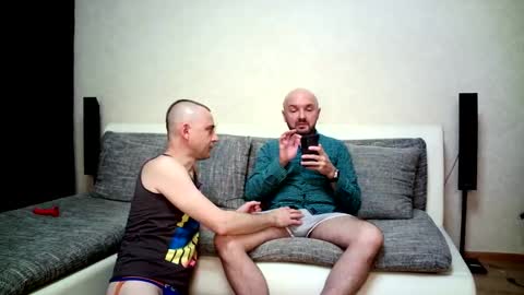 Alex and Tobey online show from December 5, 2025, 2:20 am