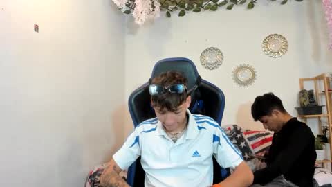 chicos hot online show from October 18, 2025, 1:23 pm