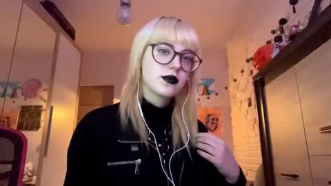 Lia online show from November 17, 2025, 2:12 pm