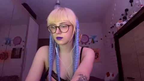 Lia online show from December 1, 2025, 2:33 pm