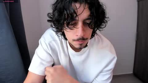 alexfloreszzz online show from May 12, 2026, 12:46 pm