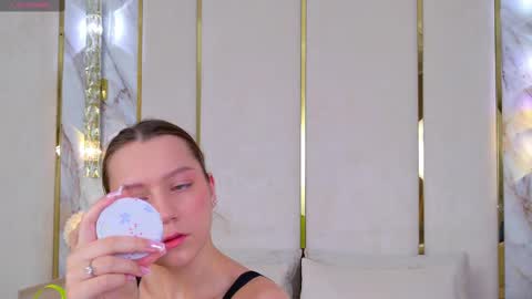 Snapshot of alice_charmy chatting on February 20, 2025, 5:01 am Alice in Wonderland online show from February 20, 2025, 5:01 am