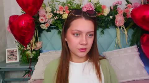 Snapshot of alice_charmy chatting on February 10, 2026, 5:39 pm Alice in Wonderland online show from February 10, 2026, 5:39 pm