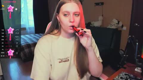 Snapshot of alice_dreamgirl_ chatting on November 17, 2025, 12:00 pm Alice 3 online show from November 17, 2025, 12:00 pm