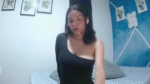Snapshot of alice_paola chatting on June 14, 2026, 9:33 am alice_paola online show from June 14, 2026, 9:33 am