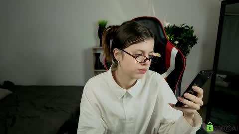 Snapshot of alice_whiteflower chatting on October 29, 2025, 3:20 am Alice online show from October 29, 2025, 3:20 am