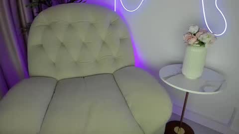 AliceLevine online show from November 24, 2025, 5:18 am