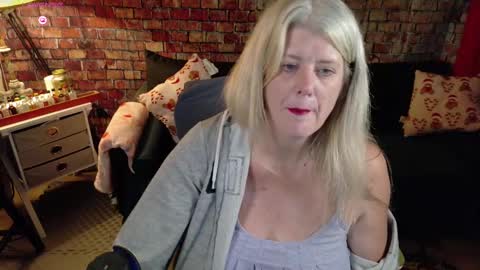 Snapshot of alicescuriosity chatting on December 19, 2024, 2:45 am Alices Curiosity online show from December 19, 2024, 2:45 am