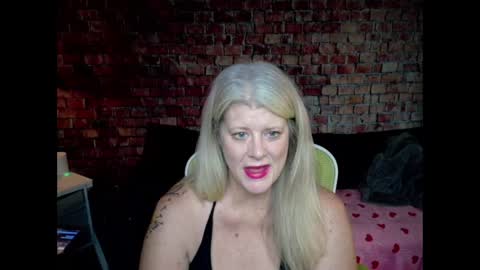 Snapshot of alicescuriosity chatting on February 16, 2025, 6:43 pm Alices Curiosity online show from February 16, 2025, 6:43 pm