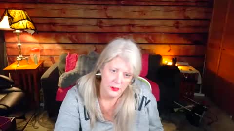 Snapshot of alicescuriosity chatting on October 31, 2025, 3:29 am Alices Curiosity online show from October 31, 2025, 3:29 am