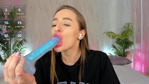 Snapshot of alicia_edwards chatting on February 21, 2025, 5:13 am Mia online show from February 21, 2025, 5:13 am