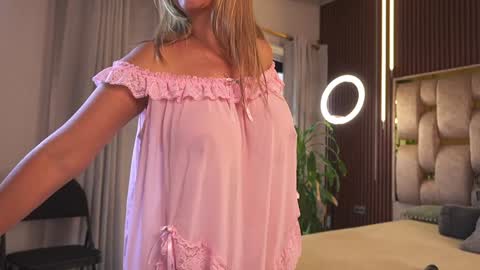 Alicia Lang online show from September 22, 2025, 9:17 pm