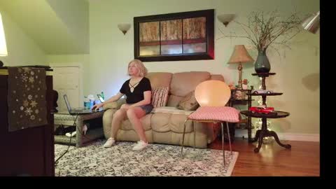 Snapshot of aliciadehart181 chatting on April 9, 2026, 12:10 am Alicia deHart Help me reach 1000 Followers. Its FREE online show from April 9, 2026, 12:10 am