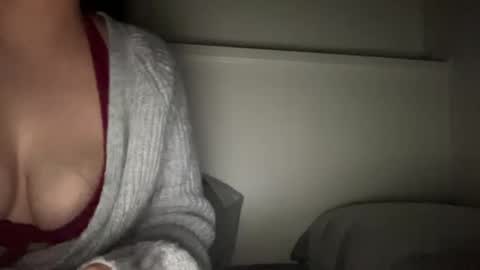 alihandra_ale online show from September 23, 2025, 4:37 am