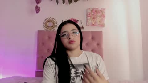 Snapshot of aliice_walker_ chatting on December 6, 2024, 3:33 pm aliice_walker_ online show from December 6, 2024, 3:33 pm