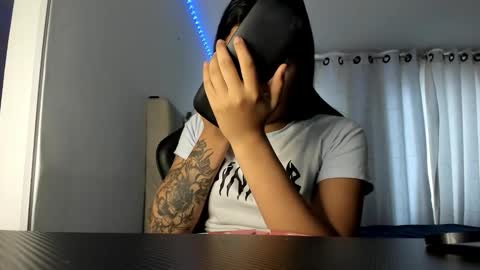 Snapshot of aliice_walker_ chatting on October 17, 2025, 12:19 pm aliice_walker_ online show from October 17, 2025, 12:19 pm